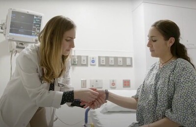 Кодирование Аквилонг в Видном Врач держит пациентку за руку