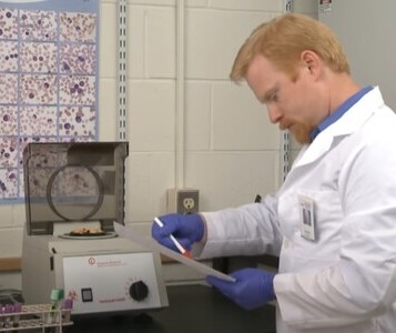 Клиника лечения наркозависимости в Видном Врач в кабинете клиники