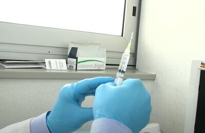 Проведение кодирования Вивитролом в Видном Шприц с Вивитролом в руках у врача